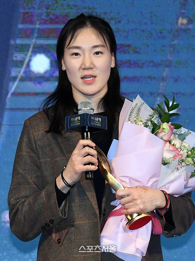 삼성생명 배혜윤이 24일 서울 용산구 서울드래곤시티 그랜드볼룸에서 진행된 하나은행 2024-2025 여자프로농구 정규리그 시상식에서 베스트 5 -센터로 선정된 뒤 소감을 밝히고 있다. 사진 | 박진업 기자 upandup@sportsseoul.com