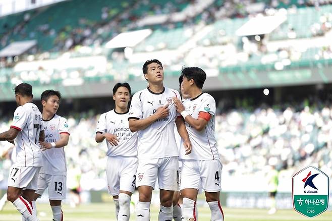 포항 이호재(가운데)가 전북전에서 동점골을 넣고 기뻐하고 있다. 사진 | 한국프로축구연맹