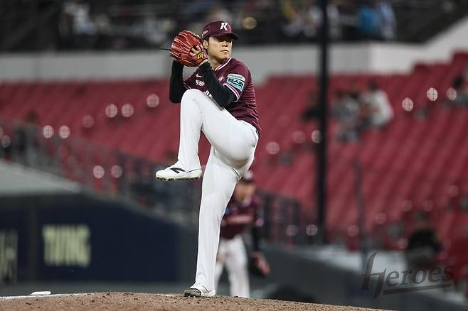 키움 박진형이 광주-기아 챔피언스 필드에서 열린 2026 KBO리그 정규시즌 KIA전에 등판해 역투하고 있다. 사진 | 키움 히어로즈