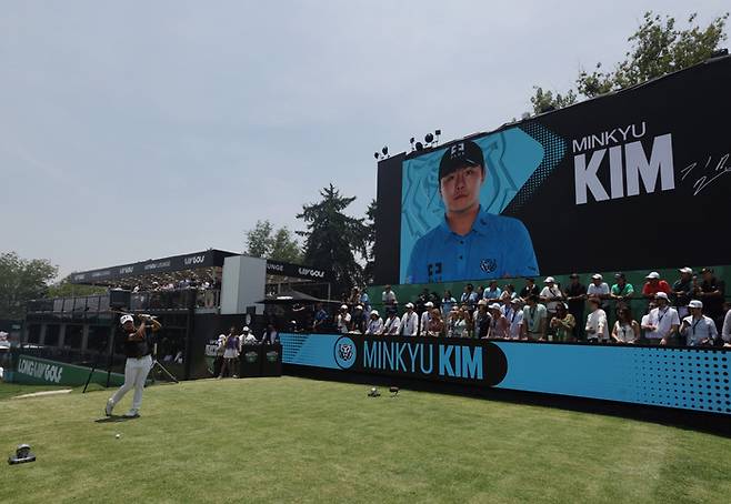 LIV 골프에서 활약 중인 김민규가 전광판에 소개되고 있다. 사진 | 로이터 연합뉴스
