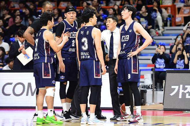 KCC 이상민 감독이 28일 부산 사직실내체육관에서 열린 2025~2026 LG전자 프로농구 4강 플레이오프(PO) 3차전 정관장전에서 작전 지시하고 있다. 사진 | KBL