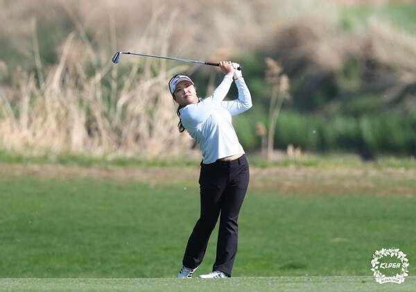 '제1회 DB 위민스 챔피언십' 1라운드 12번 홀에서 아이언샷하는 유서연2. /사진=KLPGA