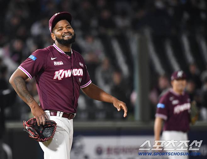 28일 부산 사직야구장에서 열린 롯데와 키움의 경기. 5회 동점을 허용한 키움 선발 알칸타라. 부산=송정헌 기자songs@sportschosun.com/2026.04.28/