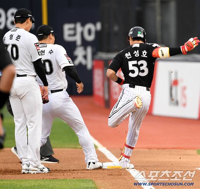 1루수 김현수가 전력질주한 천성호보다 먼저 베이스를 터치했다.