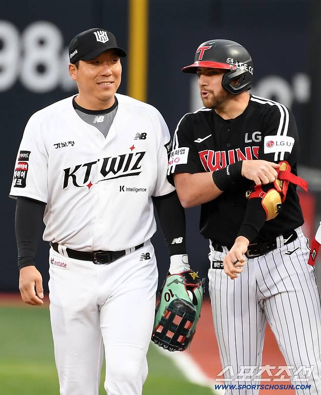 1루에서 재회한 오스틴과 반갑게 인사.