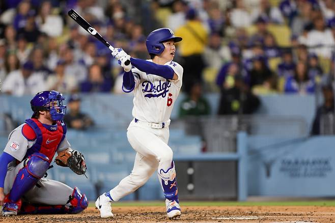 Los Angeles Dodgers' Hyeseong Kim hits a single during the third inning of a baseball game against the Chicago Cubs, Friday, April 24, 2026, in Los Angeles. (AP Photo/Ryan Sun)







<저작권자(c) 연합뉴스, 무단 전재-재배포, AI 학습 및 활용 금지>