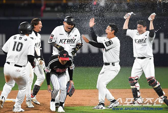29일 수원KT위즈파크에서 열린 KT와 LG의 경기. 10회말 1사 만루 KT 장성우가 끝내기 안타를 날린 뒤 물세례를 받고 있다. 수원=박재만 기자 pjm@sportschosun.com