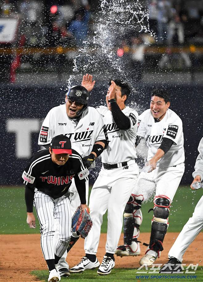 동료들의 짜릿한 물세례를 받은 뒤 바뀐 장성우의 표정.