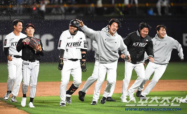 끝내기 안타를 친 장성우보다 동료들이 더 기뻐했다.