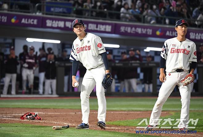 29일 부산 사직야구장에서 열린 롯데와 키움의 경기. 11회초 1사 3루. 오선진 스퀴즈 번트로 실점 허용한 롯데 김원중. 부산=송정헌 기자songs@sportschosun.com/2026.04.29/