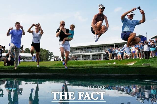 코다(오른쪽에서 두번째)가 쉐브론챔피언십 우승 직후 언니인 제시카 코다 및 조카(가운데) 등과 함께 물에 뛰어드는 세리머니를 하고 있다./AP.뉴시스