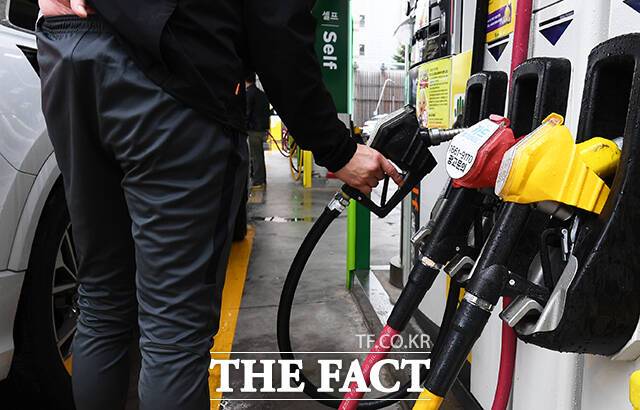 중동 정세 불안 영향으로 국내 기름값이 오른 지난 15일 오전 서울 강남의 한 주유소에서 시민이 기름을 넣고 있다. /서예원 기자