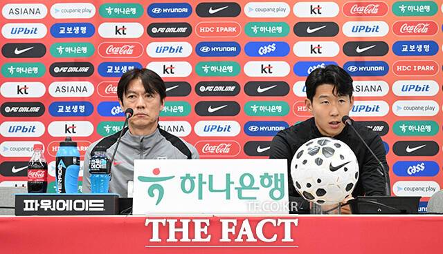 2026 FIFA(국제축구연맹) 북중미 월드컵에 출전할 한국 축구 국가대표팀 최종 명단이 오는 5월 16일 드디어 공개된다.사진은 경기 전 기자회견에 참석한 홍명보 감독(왼쪽)과 주장 손흥민. /서울월드컵경기장=박헌우 기자