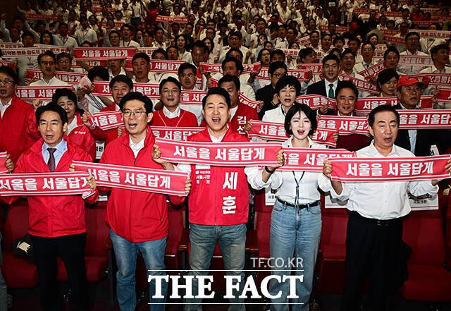 오세훈 국민의힘 서울시장 후보와 배현진 서울시당 위원장이 30일 오전 서울 여의도 국회 의원회관 대회의실에서 열린 제9회 전국동시지방선거 국민의힘 서울시당 필승결의 및 공천자대회에 참석해 구호를 외치고 있다. 왼쪽 두번째부터 조정훈 의원, 오 후보, 배 위원장, 김성태 전 의원. /국회=배정한 기자