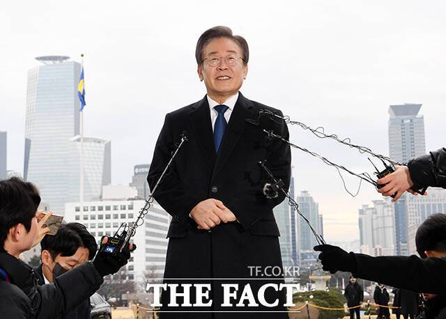 2024년 이재명 대통령의 가덕도 피습 사건 범행 조력자와 증거 인멸 의혹을 받는 경찰 간부 등 4명이 검찰에 넘겨졌다. /배정한 기자