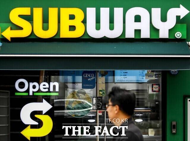 샌드위치 프랜차이즈 '써브웨이(Subway)'가 내달 7일부터 메뉴 가격을 인상한다고 30일 밝혔다. 대표 메뉴인 15㎝ 샌드위치는 단품 기준 평균 210원(약 2.8%) 오를 예정이다. /뉴시스