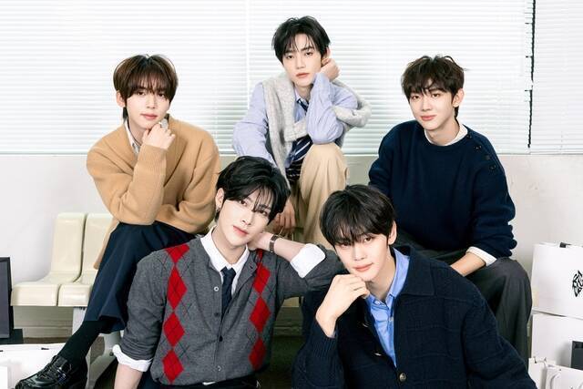 그룹 앤더블의 멤버 한유진 장하오 유승언 김규빈 리키(왼쪽 위부터 시계방향)이 쇼콘서트 '2026 AND2BLE SHOW CONCERT : Welcome to Qurious'를 개최한다. /YH엔터테인먼트