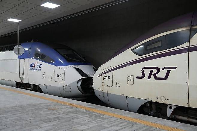 30일 수서역에서 KTX-산천과 SRT 열차가 중련운행 시운전을 위해 연결돼 있다. 에스알