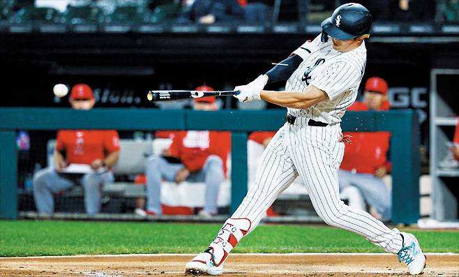 MLB 시카고 화이트삭스의 무라카미 무네타카가 지난 28일 LA 에인절스와 벌인 홈 경기에서 안타를 때려내고 있다. /Imagn Images 연합뉴스