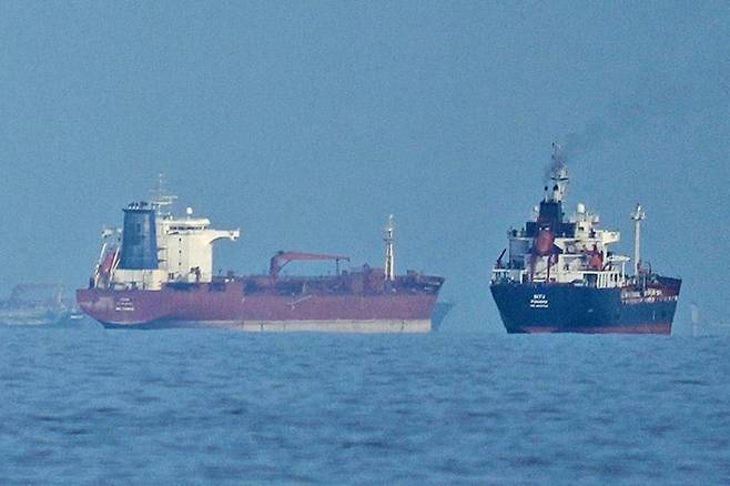 도널드 트럼프 대통령이 호르무즈 해협 봉쇄 연장을 지시한 것으로 전해졌다. /AP 연합뉴스