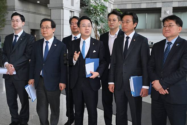 더불어민주당 박성준 간사 등이 23일 서울 여의도 금융감독원에서 열린 윤석열 정권 정치검찰 조작기소 의혹 사건 진상규명 국정조사특별위원회 ‘쌍방울그룹 주가 조작 무마 의혹 관련 현장조사’를 진행한 후 취재진에게 브리핑을 하고 있다. /국회사진기자단