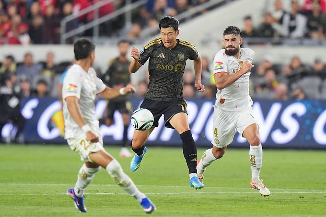 <YONHAP PHOTO-4742> LAFC forward Son Heung-Min (7) moves the ball under defense by Toluca defender Bruno Mendez (4) and defender Everardo Lopez (25) during the first half of the first leg of a CONCACAF Champions Cup semifinal soccer match Wednesday, April 29, 2026, in Los Angeles. (AP Photo/Jae C. Hong)/2026-04-30 12:39:24/<저작권자 ⓒ 1980-2026 ㈜연합뉴스. 무단 전재 재배포 금지, AI 학습 및 활용 금지>