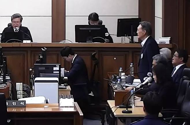 윤석열 전 대통령이 지난29일 서울 서초구 서울고등법원에서 열린 항소심 선고공판에서 자리에서 일어나 주문을 듣고 있다. 뉴스1