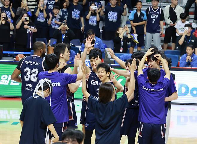 KCC 선수들이 30일 정관장을 꺾고 챔피언전 진출을 결정짓고 나서 기쁨을 나누고 있다. 정규리그 6위팀의 챔피언전 진출은 이번이 사상 처음이다. /연합뉴스
