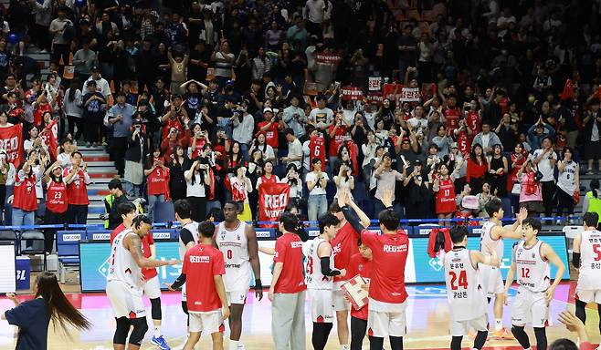 정관장 선수들이 응원을 해 준 팬들에게 인사하고 있다. /연합뉴스