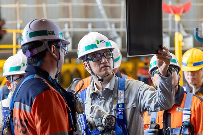 정기선 HD현대 회장이 조선소 현장을 방문한 모습./HD현대 제공