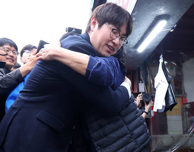 6·3 지방선거와 함께 치러지는 부산 북갑 보궐선거 더불어민주당 후보로 출마하는 하정우 전 청와대 AI 수석이 29일 오후 부산 북구 구포시장을 찾아 상인들과 포옹하고 있다./연합뉴스