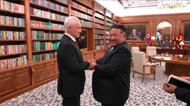 북한 노동당 기관지 노동신문은 27일 “조선노동당 총비서이시며 조선민주주의인민공화국 국무위원장이신 경애하는 김정은 동지께서 4월 26일 해외군사작전 전투위훈기념관 준공식에 참가하기 위하여 우리나라를 방문한 러시아연방 국가회의 의장 바체슬라브 볼로딘 동지를 접견했다”라고 보도했다. [국내에서만 사용가능. 재배포 금지. DB 금지. For Use Only in the Republic of Korea. Redistribution Prohibited] (평양 노동신문=뉴스1)
