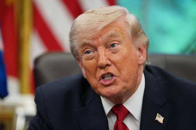 도널드 트럼프 미국 대통령이 29일(현지 시간) 백악관 집무실에서 아르테미스 2호 우주비행사들 환영식을 열고 발언하고 있다. 2026.04.30. 워싱턴=AP/뉴시스