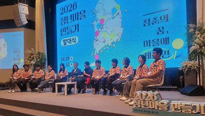 진명기 행정안전부 자치혁신실장이 청년마을 청년들과 둘러앉아 고충을 나누고 있다. 김해=박태근 기자 ptk@donga.com