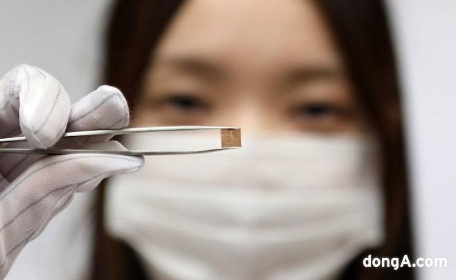 LG이노텍 직원이 코퍼포스트(Cu-Post) 기술을 적용한 RF-SiP 기판을 선보이고 있다. LG이노텍 제공