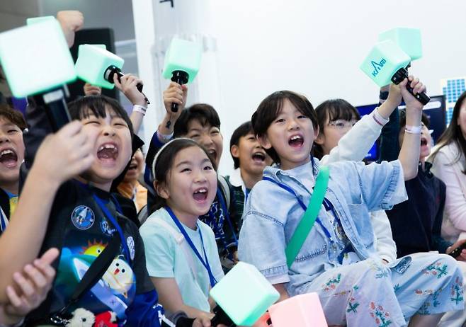 퀴즈쇼에 참여한 어린이 우주 기자단. 스튜디오51 제공