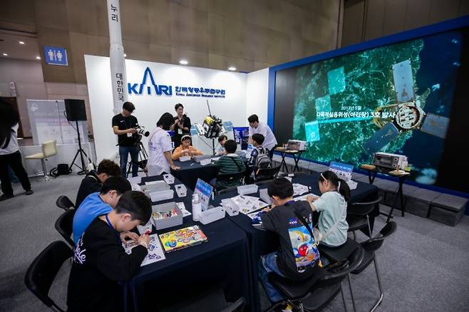 항우연 키링 체험. 스튜디오51 제공