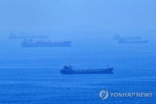호르무즈 해협에 닻을 내리고 멈춰 있는 선박들. AP=연합뉴스
