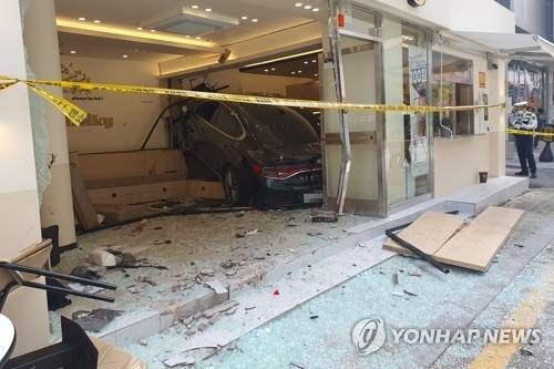 카페로 돌진한 승용차…10명 사상 [연합뉴스 자료사진]