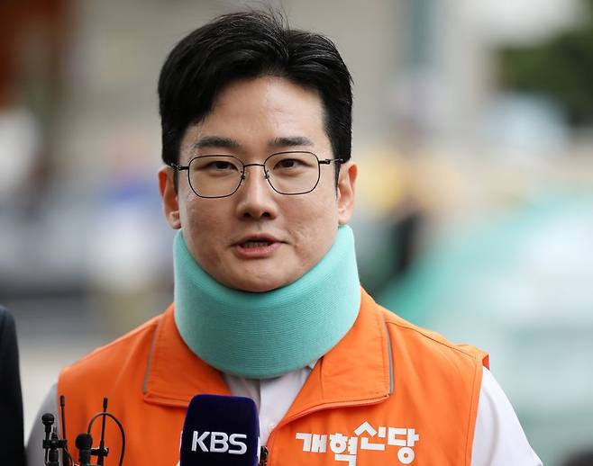 정이한 개혁신당 부산시장 후보가 29일 부산 북구 구포시장을 찾아 취재진 질문에 답하고 있다. /사진=뉴스1