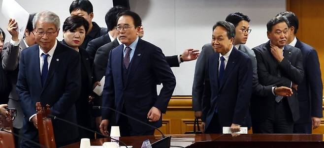 임종룡 우리금융그룹 회장(왼쪽부터)과 조용병 전국은행연합회 회장, 진옥동 신한금융지주 회장이 지난해 서울 중구 은행회관에서 열린 금융감독원장-금융지주회장 간담회에 참석하고 있다. 뉴시스화상