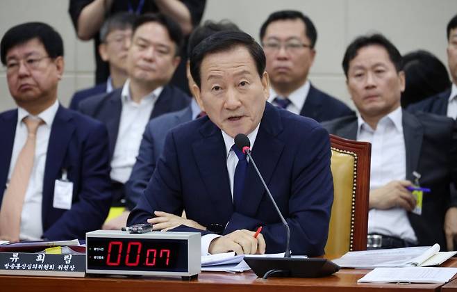 류희림 전 방송통신심의위원장이 2024년 10월 21일 오전 서울 여의도 국회에서 열린 과학기술정보방송통신위원회의 방송통신심의위원회에 대한 국정감사에서 의원 질문에 답변하고 있다. 뉴시스