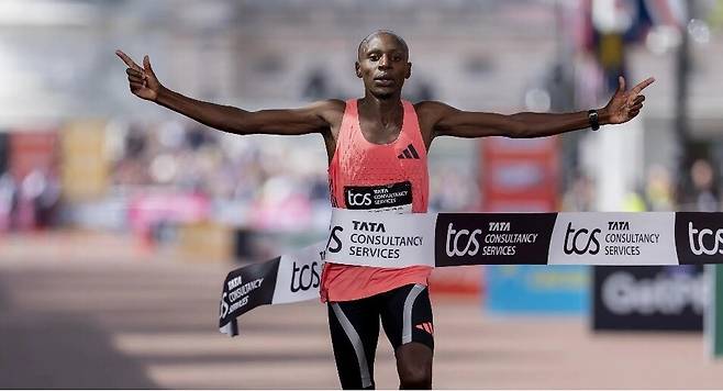 사바스티안 사웨가 4월26일 열린 런던마라톤에서 1시간59분30초의 기록으로 결승선을 통과하고 있다. 런던마라톤대회본부