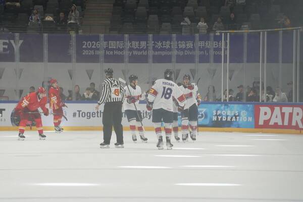 국제아이스하키연맹(IIHF) 세계선수권 디비전1 그룹 B(3부 리그) 대회에 출전한 흰색 유니폼의 한국 선수들. 대한아이스하키협회 제공
