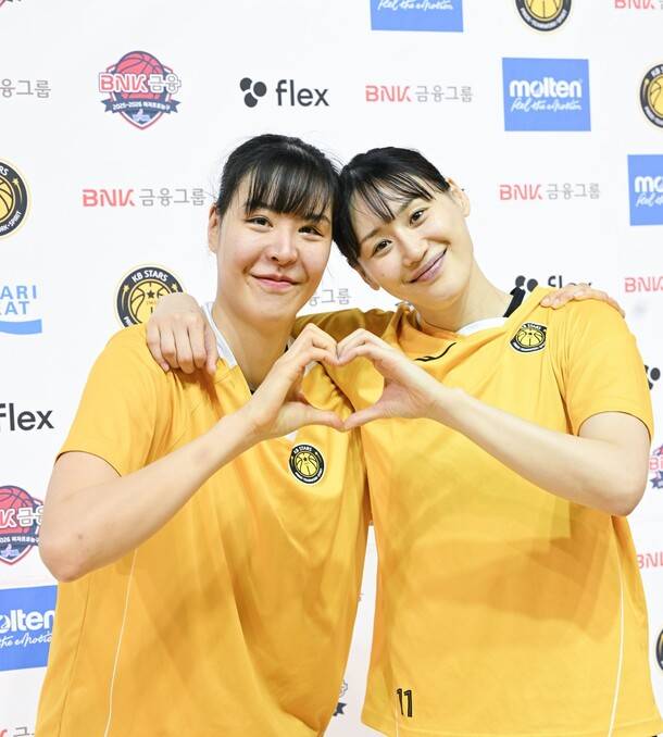 박지수와 강이슬(청주 KB스타즈). 한국여자농구연맹 제공