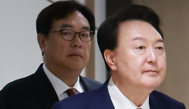 2024년 11월10일 윤석열 당시 대통령이 서울 용산 대통령실에서 ‘대외여건 변화에 따른 긴급 경제·안보 점검회의\'에 참석할 때의 모습. 왼쪽은 정진석 당시 대통령 비서실장. 연합뉴스