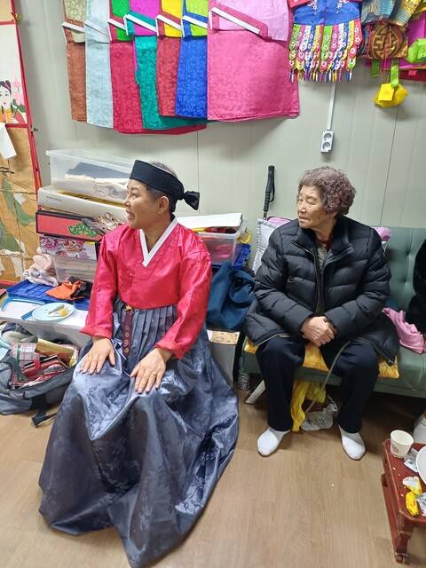 이용녀 만신(무당)과 어머니 조도화. 외할머니는 유명한 신촌 만신이고, 어머니 조도화는 무당의 딸로 살았다. 외할머니의 장례식날, 이용녀 자신이 무당이 되었다. 가족사는 황해도의 신과 실향민의 삶이 실타래로 엮인 인생유전이다. 진옥섭 제공