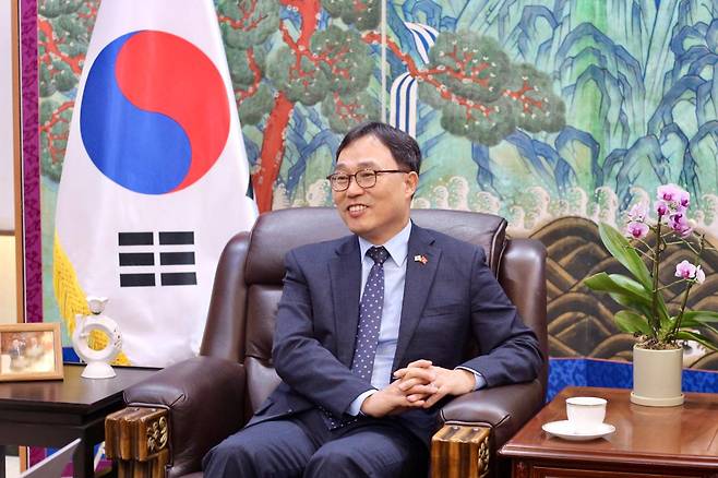 최영삼 주베트남한국대사가 29일 베트남 하노이 주한대사관에서 본보와 인터뷰하고 있다. 최 대사는 이재명 대통령과 또 럼 베트남 당 서기장 겸 국가주석의 정상회담을 두고 "신뢰에 기반한 든든한 동반자 관계를 재확인했다"고 평가했다. 하노이=정지용 기자