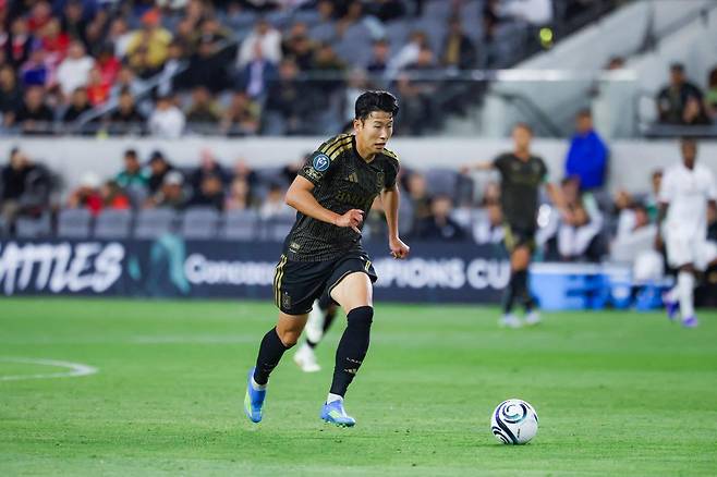 LAFC 손흥민이 29일 미국 캘리포니아주 로스앤젤레스의 BMO 스타디움에서 열린 톨루카와의 2026 북중미카리브축구연맹(CONCACAF) 챔피언스컵 준결승 1차전에서 공을 차기 위해 돌진하고 있다. 로스앤젤레스=로이터 연합뉴스