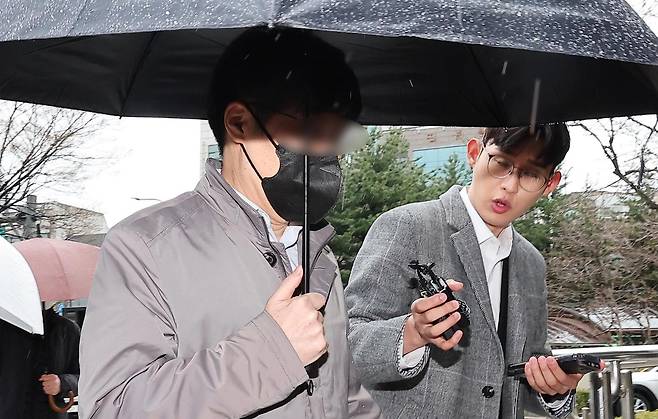 2,500억 원 규모의 가상자산 출금 중단 사건을 일으킨 코인 예치업체 델리오 대표 정모(왼쪽)씨가 2024년 3월 25일 서울 양천구 서울남부지법에서 열린 구속 전 피의자 심문에 출석하며 취재진의 질문을 받고 있다. 뉴스1